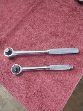 22201 Husky Cs-45 Two Nice Rachets 1/2 Inch And 3/8 Drive