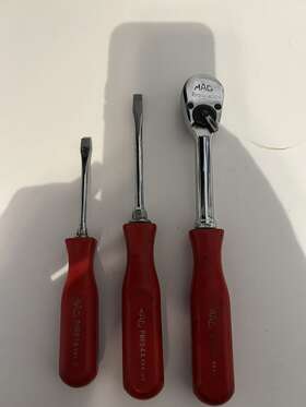 Xr8-p Mac Tools Used Ratchet 3/8 Inch Has Name Etched On It And 2 Screwdrivers