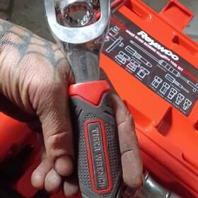 021004 Tiger Wrench Universal Multi-functional Socket Steel Red Black Silver